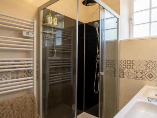 Ένα μπάνιο στο Maison de charme avec jardin, Wifi et proche de Sarlat et Souillac - FR-1-616-357