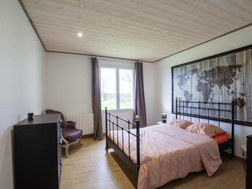 ein Schlafzimmer mit einem Bett und einem großen Wandgemälde in der Unterkunft Gîte Saint-Aulaye-Puymangou, 2 pièces, 2 personnes - FR-1-616-358 
