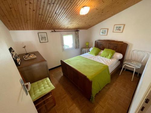 une chambre avec un lit et un plafond en bois dans l'établissement Maison familiale au cœur des pins avec jardin, proche plage, animaux acceptés, 700m de la côte. - FR-1-22-363, à La Tranche-sur-Mer