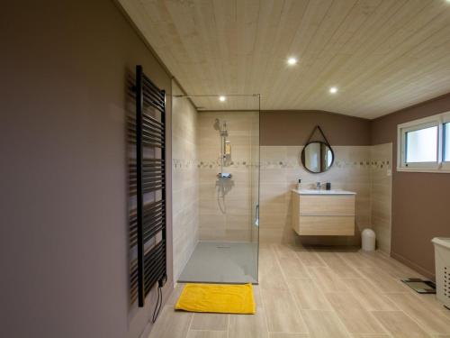 ein Bad mit einer Glasdusche und einem Waschbecken in der Unterkunft Gîte Saint-Aulaye-Puymangou, 2 pièces, 2 personnes - FR-1-616-358 