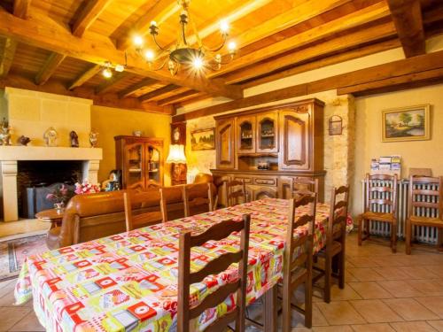 une salle à manger avec une table et une cuisine dans l'établissement Charmante maison 4 pers avec piscine privative et grand terrain, proche sites touristiques du Périgord - FR-1-616-350, à Pézuls