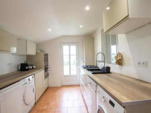 une cuisine avec un évier et un plan de travail dans l'établissement Gîte cosy avec jacuzzi privé, jardin clos, et équipements modernes au cœur du Périgord pourpre - FR-1-616-363, à Saint-Aubin-de-Lanquais