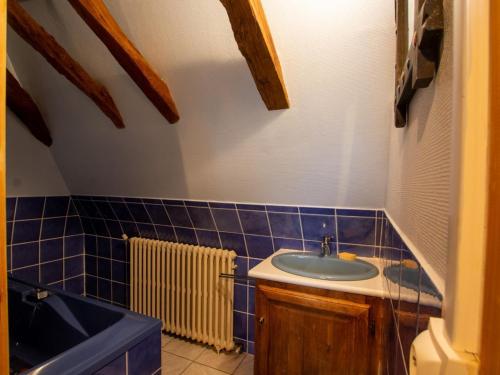 PézulsにあるCharmante maison 4 pers avec piscine privative et grand terrain, proche sites touristiques du Périgord - FR-1-616-350の青いタイル張りの壁、洗面台付きのバスルーム