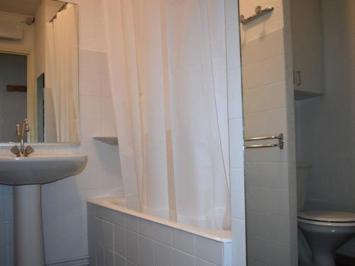 une salle de bain avec une douche avec un lavabo et des toilettes dans l'établissement Studio lumineux avec balcon, proche centre, garage et tout confort à Font-Romeu - FR-1-580-110, à Font-Romeu-Odeillo-Via