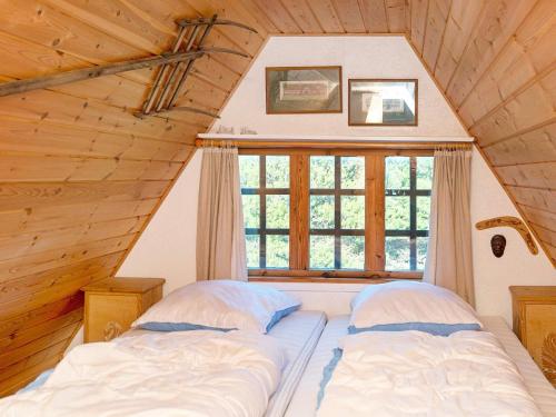 2 Betten in einem Schlafzimmer im Dachgeschoss mit Fenster in der Unterkunft Holiday home Fanø XX in Fanø