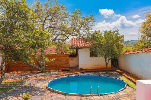 una piscina en el patio de una casa en Aura Hotel Parque Barichara en Barichara