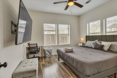 a bedroom with a large bed and a ceiling fan at Extravagant Home in Heart of Houston 2King 1Queen in Houston