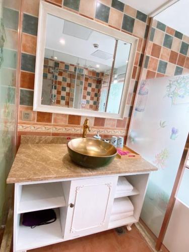 a bathroom with a sink and a mirror at Fresh House Hotel - West Lake Qingchun Branch in Hangzhou