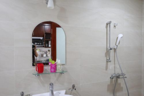 bagno con lavandino e specchio di The Delice house a Hanoi