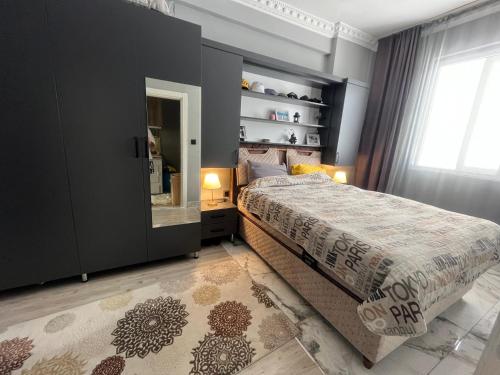 - une chambre avec un lit et une grande fenêtre dans l'établissement Antalya’nın merkezinde 1+1 Lüks Daire, à Antalya