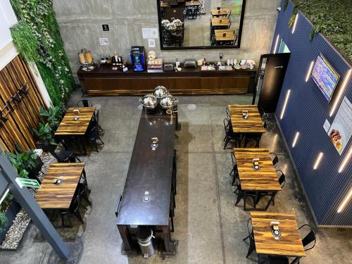 widok na restaurację z drewnianymi stołami w obiekcie Hangar Inn Select Aeropuerto Guadalajara w mieście Guadalajara