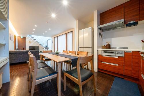 THE CALLA في سابورو: مطبخ وغرفة طعام مع طاولة وكراسي