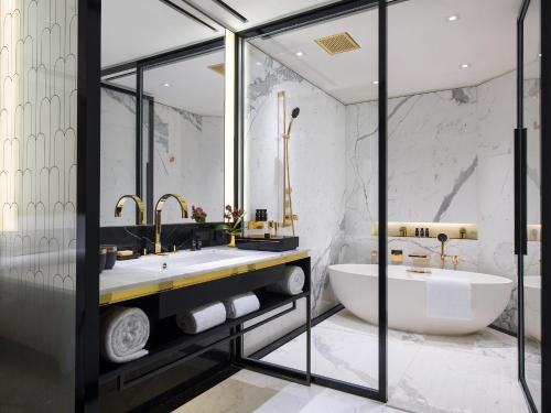 Un baño de The Murray, Hong Kong, a Niccolo Hotel