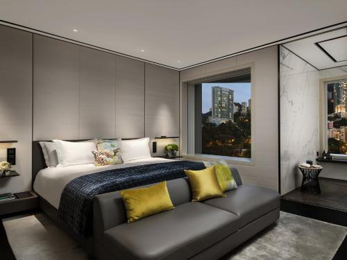 Una cama o camas en una habitación de The Murray, Hong Kong, a Niccolo Hotel