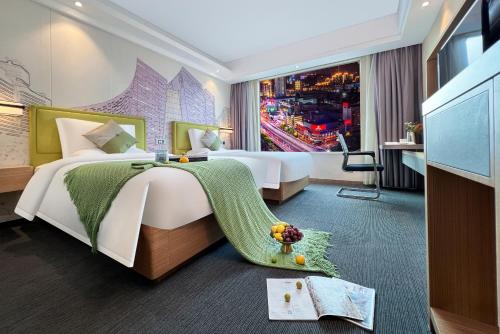 Habitación de hotel con cama grande y ventana grande. en Yizhi Hotel - Guangzhou Zhujiang New City Huashi Metro Station en Guangzhou