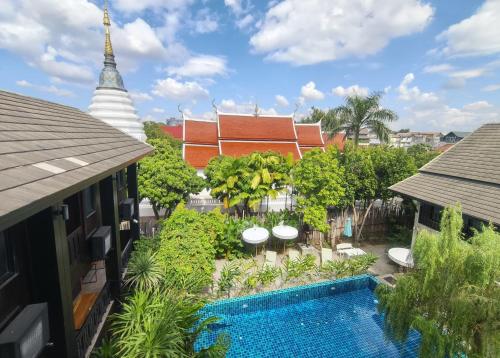 Bazén v ubytování Arun Rawee อรุณ รวี nebo v jeho okolí