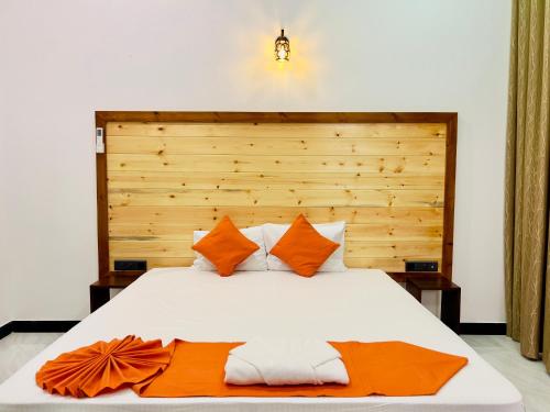 Een bed of bedden in een kamer bij The Golden Park Hotel