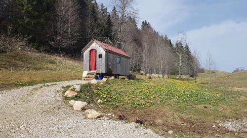 un petit hangar au bord d'un chemin de terre dans l'établissement La basse Molune, à La Pesse