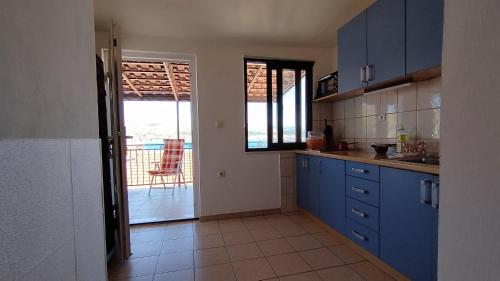 Kuchyň nebo kuchyňský kout v ubytování Apartment Denis - terrase and sea view