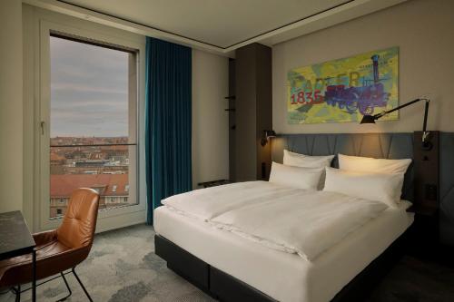 Postel nebo postele na pokoji v ubytování The Cloud One Nürnberg, by the Motel One Group