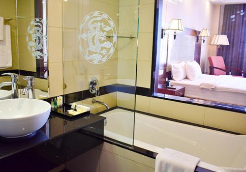 W łazience znajduje się umywalka i lustro. w obiekcie Ha Tien Vegas Entertainment and Resort w mieście Kâmpôt