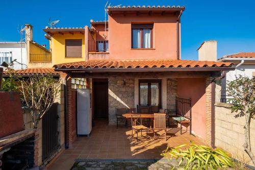 a small house with a patio and a table at EL ALMENDRO in Aldeadávila de la Ribera