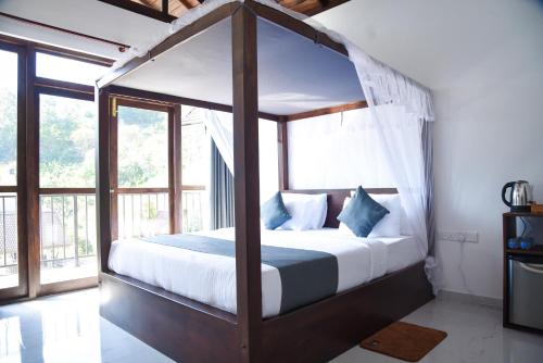 Tempat tidur dalam kamar di Ever Breeze Ella Hotel