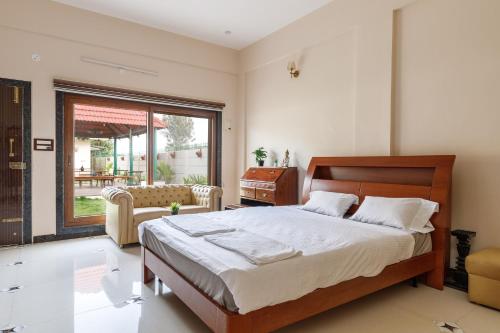 Ліжко або ліжка в номері Tropicana Twins Villa By JadeCaps 5BHK Villa With Projector, Pvt Jacuzzi Near IKIA