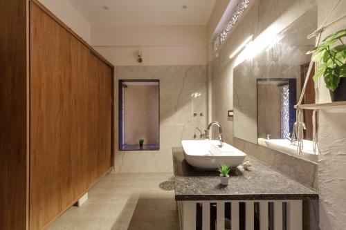 Ванна кімната в Tropicana Twins Villa By JadeCaps 5BHK Villa With Projector, Pvt Jacuzzi Near IKIA