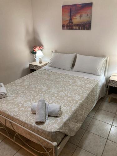 - une chambre avec un lit et 2 serviettes dans l'établissement Διαμέρισμα στην Κέρκυρα, à Kanálion