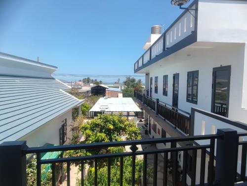 a balcony with a view of the ocean at NEW WAVE HOMESTAY in Ấp Khánh Phước (1)