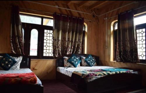 1 Schlafzimmer mit 2 Betten in einem Zugwagen in der Unterkunft Hotel kaka palace Gurez in Kanzalwan
