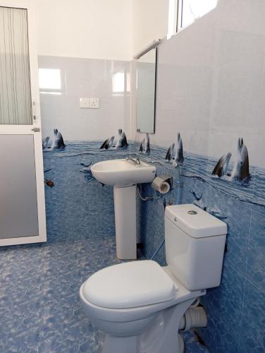 Un baño de JEYs Place