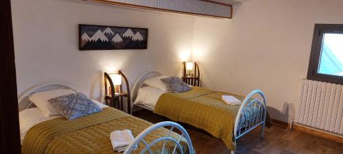 um quarto com duas camas e uma janela em La Maison de Charlie Les 2 Alpes em Les Deux Alpes