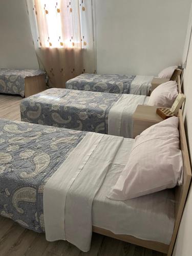 3 bedden in een kamer bij Гостевой дом Самга in Akshi
