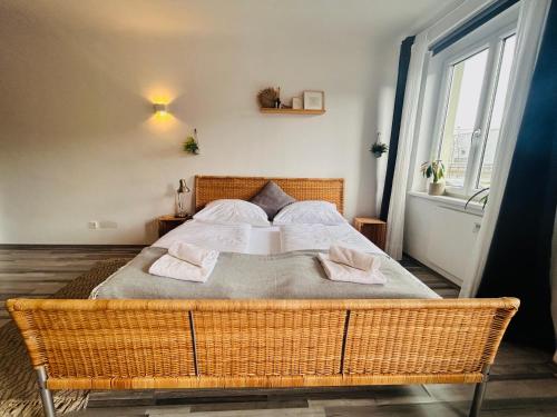 ウィーンにあるGemütliche Wohnung nähe Hauptbahnhof und Zentrumの大きなベッドと2つの枕がある寝室