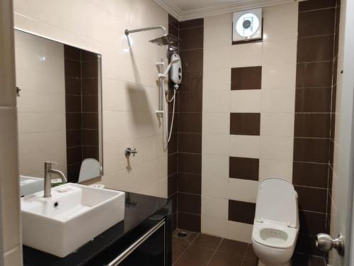 a bathroom with a sink and a toilet at Sweet Cenang Memories Inn in Pantai Cenang
