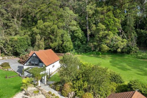 an aerial view of a house with a yard at Valley View Studio, Kangaroo Valley in Beaumont