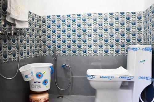 ChaukoriにあるAtithi Home Stay - Himalayas viewのバスルーム(トイレ、シャワー付)