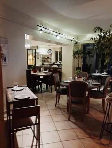 - une salle à manger avec des tables, des chaises et un miroir dans l'établissement L Aparté en Corbières, à Ferrals-lès-Corbières