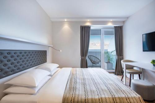 Кровать или кровати в номере Batumi allince Palace