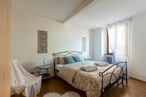 um quarto branco com uma cama e uma janela em Duomo & Station - Self check-in & access em Como