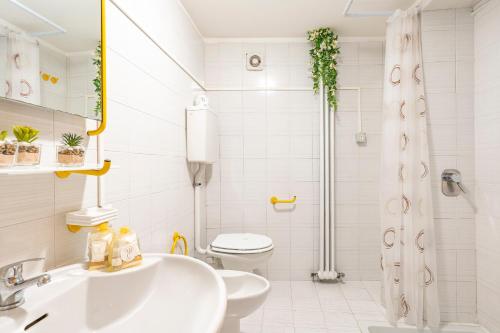uma casa de banho com um lavatório, um WC e um chuveiro em Duomo & Station - Self check-in & access em Como