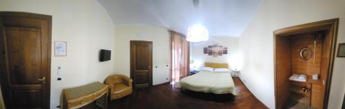 アレッツォにあるB&B Villa Sabrinaのベッドルーム(ベッド1台、テーブル付)