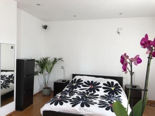 カルカソンヌにあるMaison de charme avec vue sur la cité médiévale.の黒と白の毛布が掛けられたベッドのある寝室