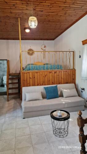 sala de estar con sofá y mesa en Villa Kavalino en Kolymbia