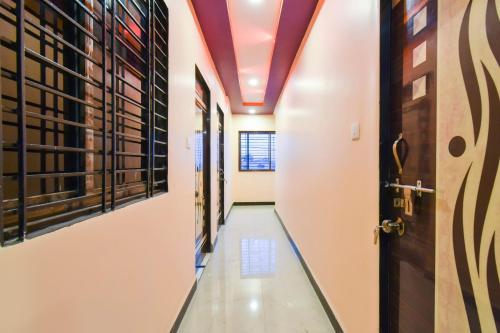 Jogeshwāri的住宿－OYO Hotel Raigad Inn，走廊上设有门和玻璃地板