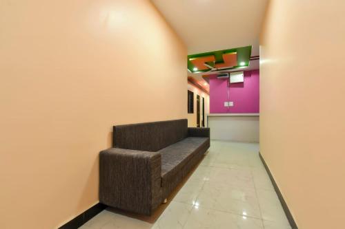 Jogeshwāri的住宿－OYO Hotel Raigad Inn，走廊上的长凳,有紫色的墙壁