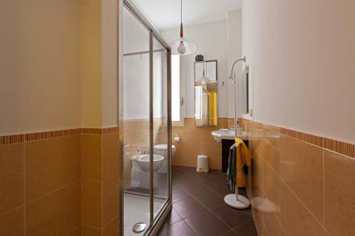 W łazience znajduje się prysznic, toaleta i umywalka. w obiekcie La Piazza al Vomero w mieście Napoli