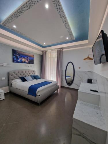 una camera da letto con un letto grande e uno specchio di ARI Guest house a La Spezia